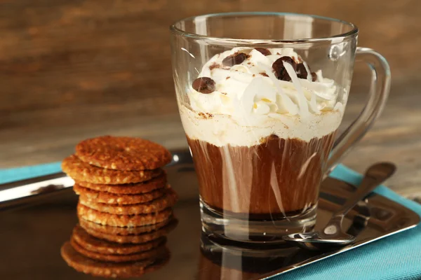 Φλιτζάνι καφέ με κρέμα γάλακτος και τα cookies σε δίσκο σε ξύλινα φόντο — Φωτογραφία Αρχείου