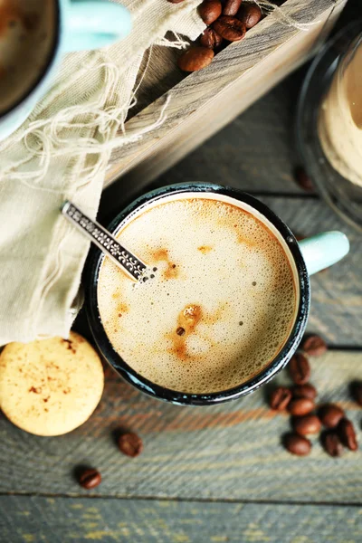 Vakker komposisjon med god cappuccino på trebord – stockfoto