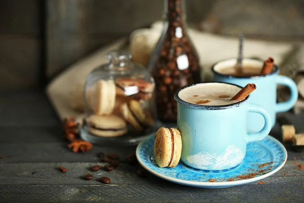 Bela composição com cappuccino saboroso em mesa de madeira — Fotografia de Stock