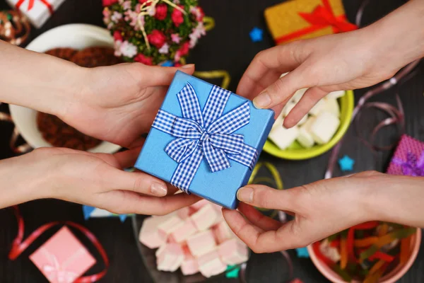 Female hands holding gift close-up — Stock Photo, Image