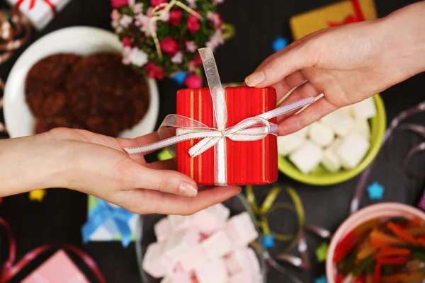 Mani femminili che tengono il regalo primo piano — Foto Stock