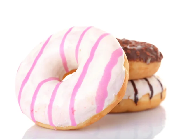 Deliziose ciambelle con glassa isolata su bianco — Foto Stock