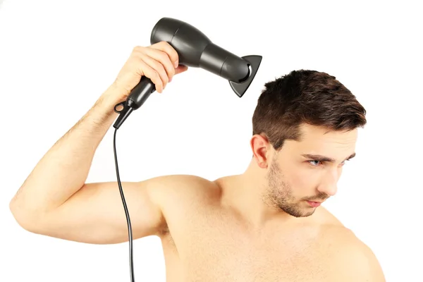 Pohledný mladý muž sušení vlasy izolované na bílém — Stock fotografie