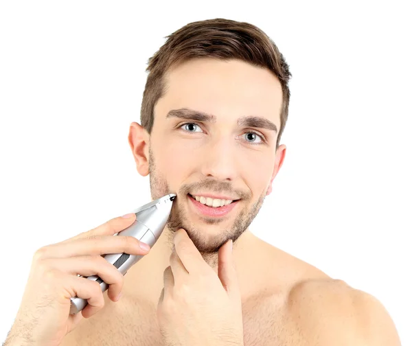 Schöner junger Mann rasiert seinen Bart isoliert auf weiß — Stockfoto