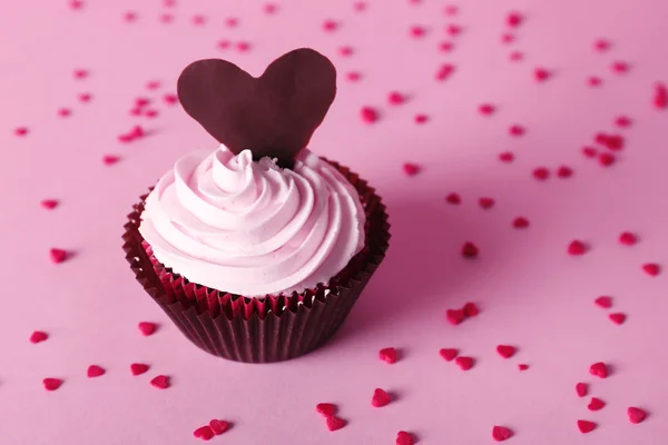 Delicioso dia dos namorados cupcake no fundo rosa — Fotografia de Stock