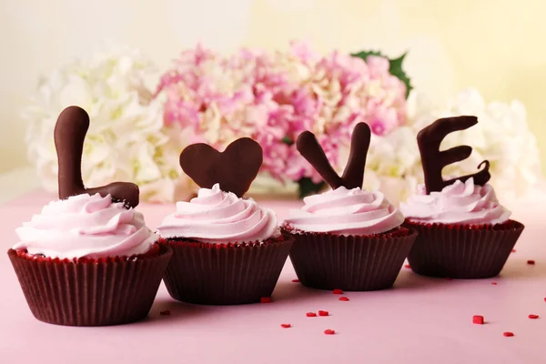 Deliciosos cupcakes de San Valentín sobre fondo claro —  Fotos de Stock