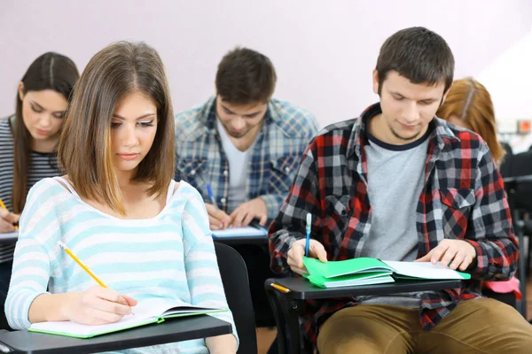 Groep studenten die in de klas zitten — Stockfoto