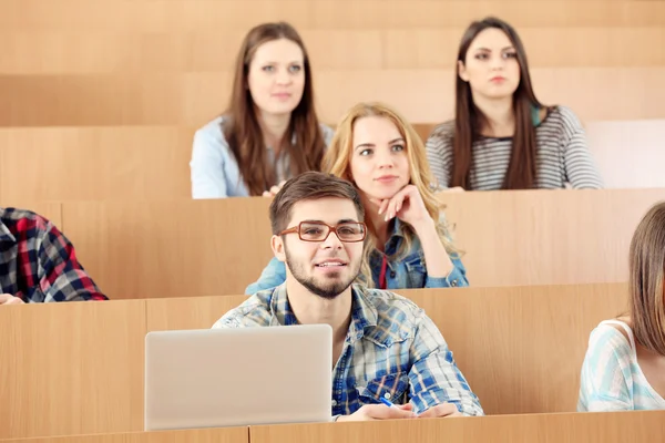 Groep studenten die in de klas zitten — Stockfoto