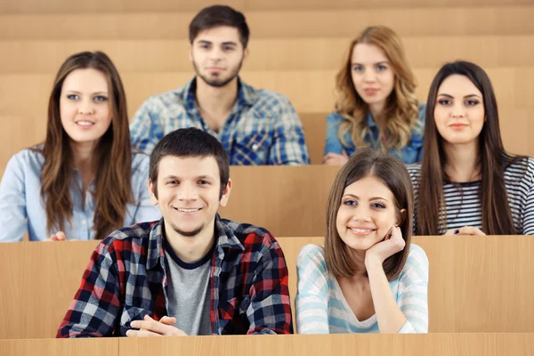 Grupo de estudiantes sentados en el aula — Foto de Stock