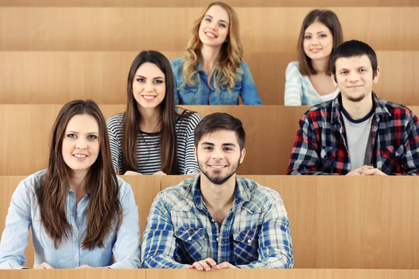 Groupe d'étudiants assis dans la salle de classe — Photo