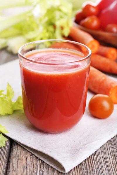 Vaso de jugo de tomate con verduras en la mesa de madera de cerca — Foto de Stock