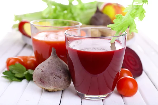 Óculos de suco de beterraba com legumes na mesa de madeira closeup — Fotografia de Stock