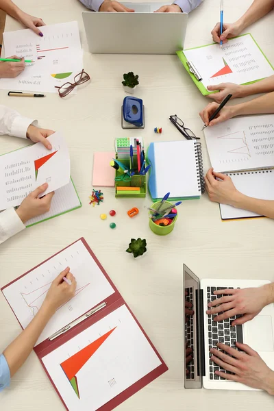 Gruppo di persone che lavorano alla scrivania vista dall'alto — Foto Stock