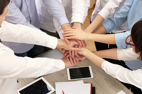 Manos unidas del equipo empresarial en el fondo del espacio de trabajo —  Fotos de Stock