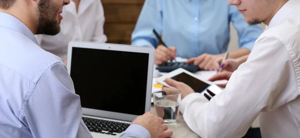 Gruppe von Geschäftsleuten, die im Büro arbeiten — Stockfoto