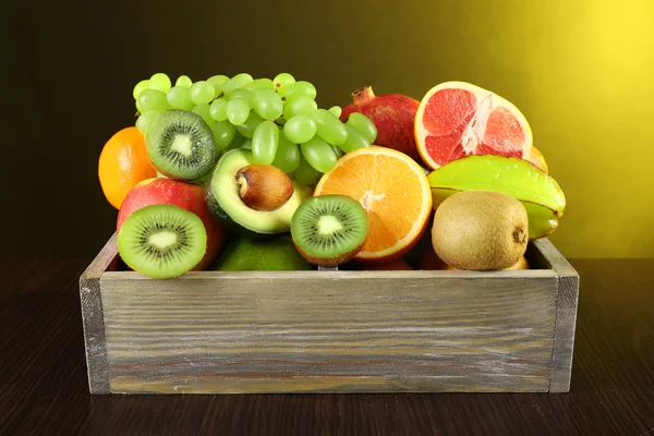 Sortimento de frutas na caixa — Fotografia de Stock