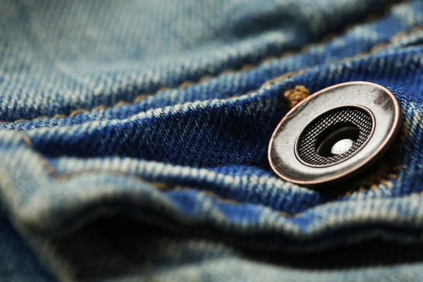 Giysilerindeki metal düğme yakın çekim — Stok fotoğraf