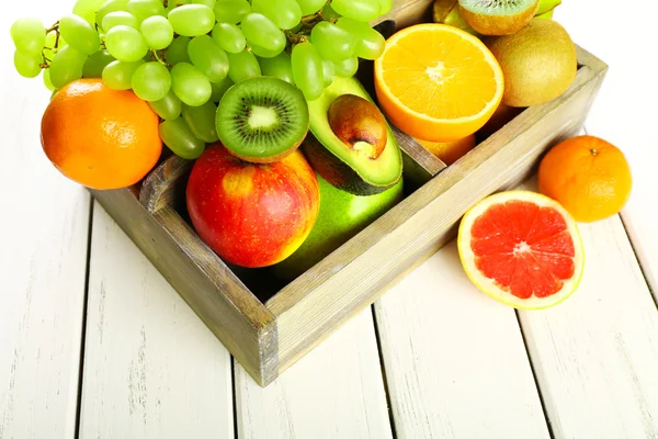 Ahşap masa kutusunda meyve çeşitleri — Stok fotoğraf