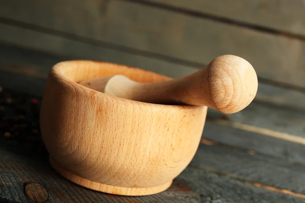 Mezcla de pimientos en mortero sobre fondo de madera — Foto de Stock