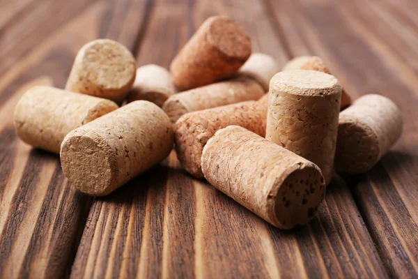 Tapones de vino sobre fondo de madera — Foto de Stock