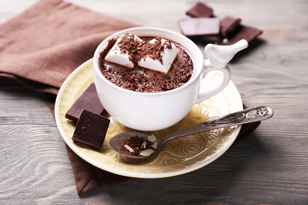 Chocolate quente com marshmallows na caneca, na cor de fundo de madeira — Fotografia de Stock