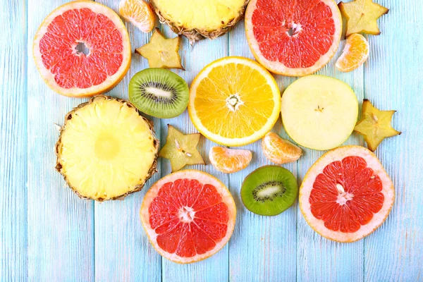 Skivade frukter på bord, närbild — Stockfoto