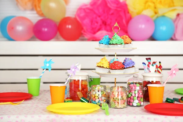 Mesa de cumpleaños preparada —  Fotos de Stock