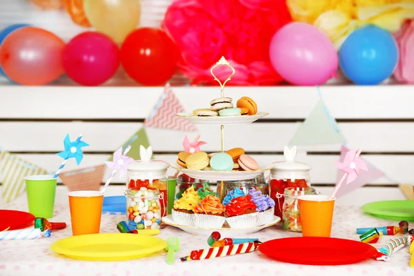 Prepared birthday table — Stock Photo, Image