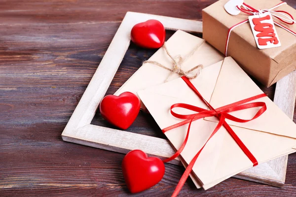 Listy miłosne z prezentem na drewniane tła — Zdjęcie stockowe