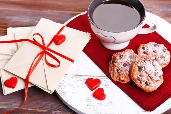 Liebesbriefe mit Kaffee und Keksen auf Holzgrund — Stockfoto