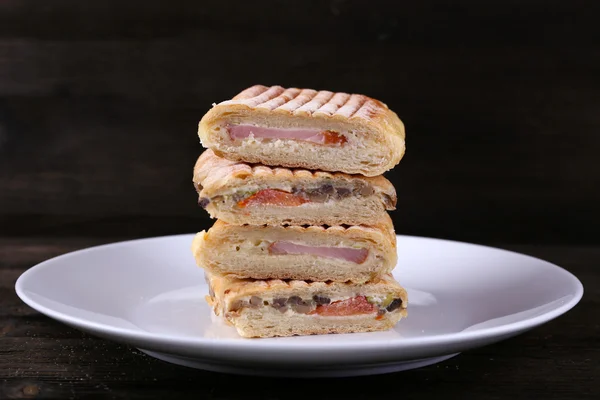 Свежие и вкусные сэндвичи на деревянном фоне — стоковое фото