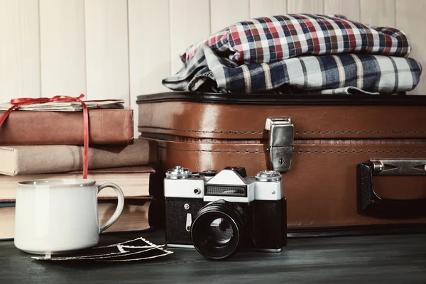 Vintage-Koffer mit Kleidung — Stockfoto