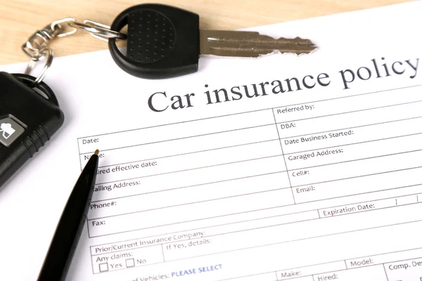 Car keys on insurance documents — Stock Photo, Image