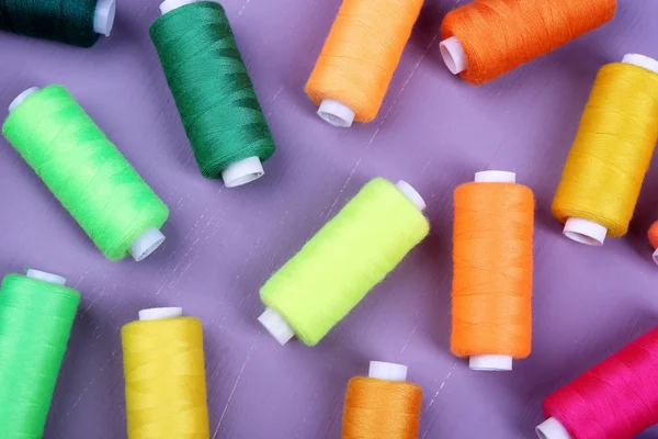 Fios de costura multicoloridos — Fotografia de Stock