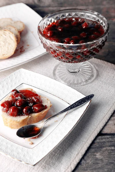 Pane fresco con marmellata sul piatto da vicino — Foto Stock