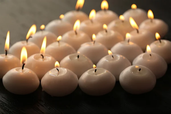 Hořící svíčky na dřevěný stůl detail — Stock fotografie