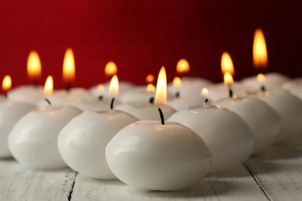 Queimando velas na mesa no fundo escuro — Fotografia de Stock