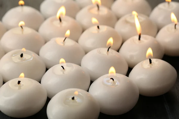 Queimando velas na mesa de madeira close-up — Fotografia de Stock