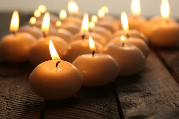 Burning candles on wooden table close-up — Stock Photo, Image