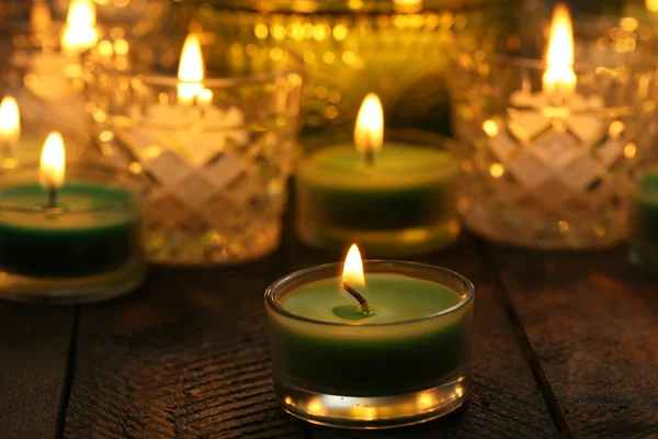 Горящие свечи в стеклянных подсвечниках крупным планом — стоковое фото