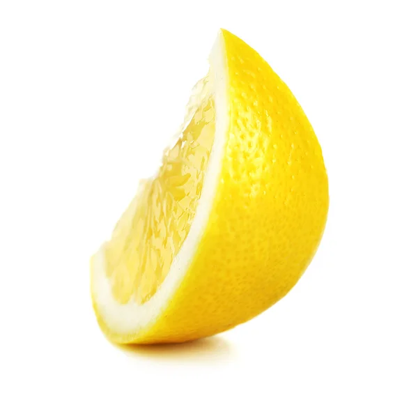 Tranche de citron juteuse isolée sur blanc — Photo