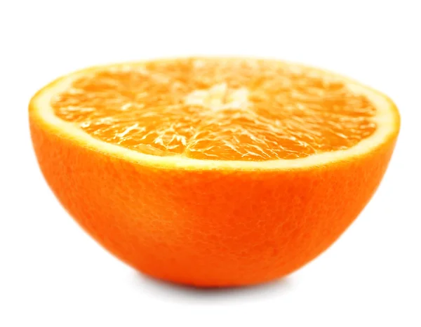 Jugosa mitad de naranja aislada en blanco — Foto de Stock