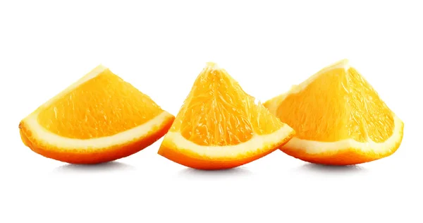 Tranches juteuses d'orange isolées sur blanc — Photo