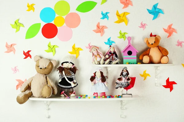 Estantes con juguetes en la habitación — Foto de Stock