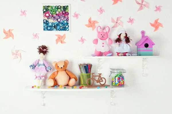 Prateleiras com brinquedos no quarto — Fotografia de Stock