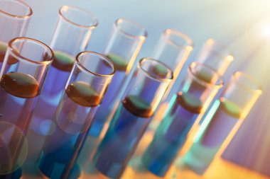 Test tüpleri ile renk sıvı, yakın çekim