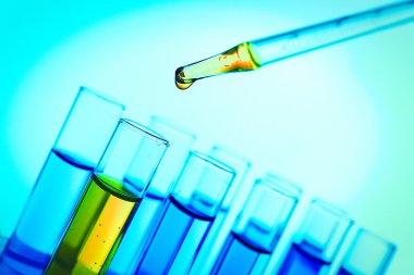 Sıvı test tüpleri yakın çekim birine ekleyerek pipet