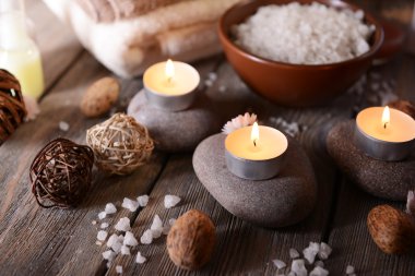 Ahşap arka planda spa tedavisinin bileşimi