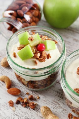 Müsli ve masada meyve sağlıklı katmanlı tatlı