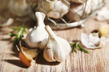 çiğ sarımsak ve baharat ahşap tablo